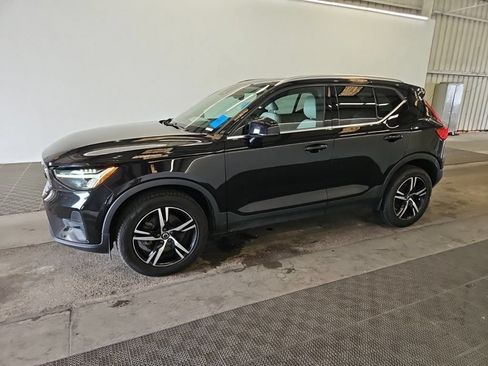 Used 2023 Volvo XC40 B5 Plus AWD/4WD image 18
