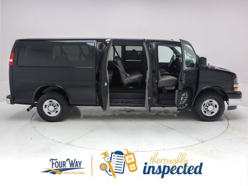 Used 2025 Chevrolet Express 3500 LT w/ LT Preferred Equipment Group RWD image 3