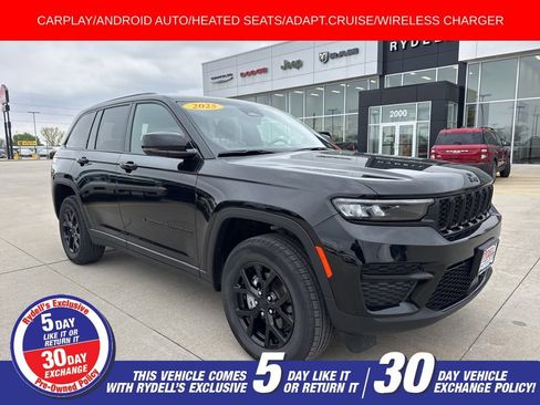 Used 2025 Jeep Grand Cherokee Altitude AWD/4WD image 1