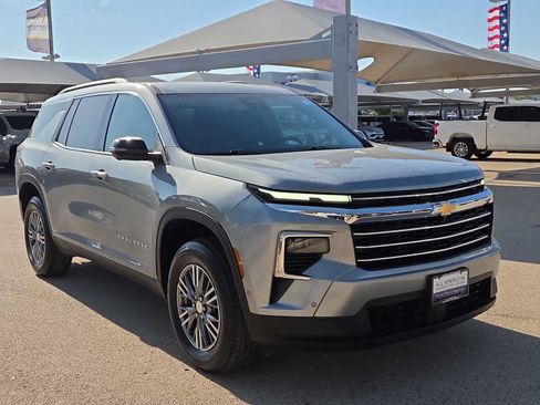 Used 2025 Chevrolet Traverse LT w/ Enhanced Driving Package FWD image 2