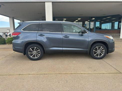 Used 2019 Toyota Highlander XLE AWD/4WD image 7