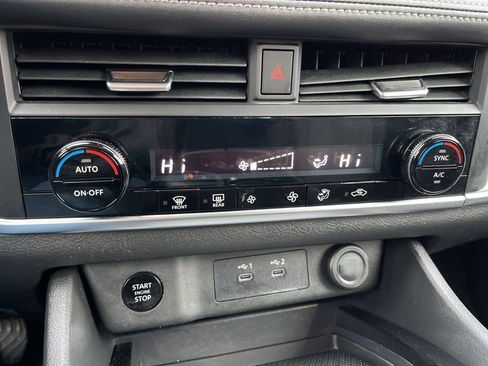 Used 2024 Nissan Rogue SV image 12