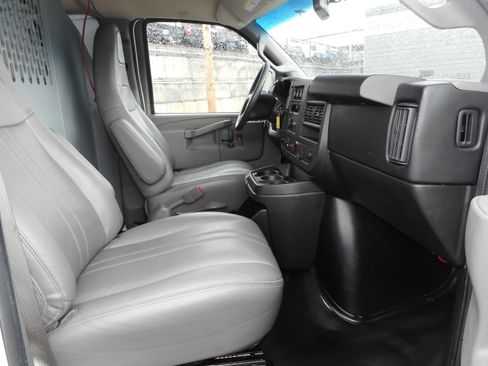 Used 2016 Chevrolet Express 2500 RWD image 24