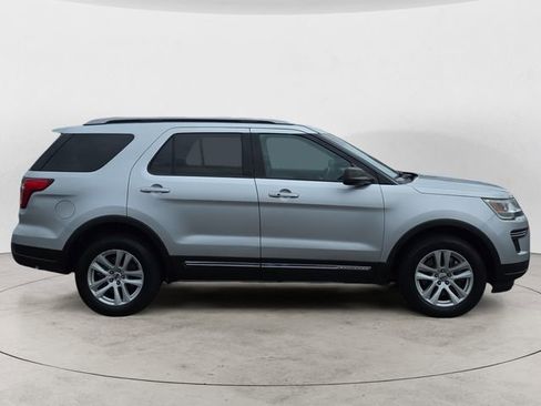Used 2018 Ford Explorer XLT AWD/4WD image 6