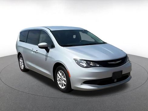 Used 2023 Chrysler Voyager LX FWD image 3