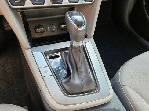 Used 2020 Hyundai Elantra SE FWD image 29