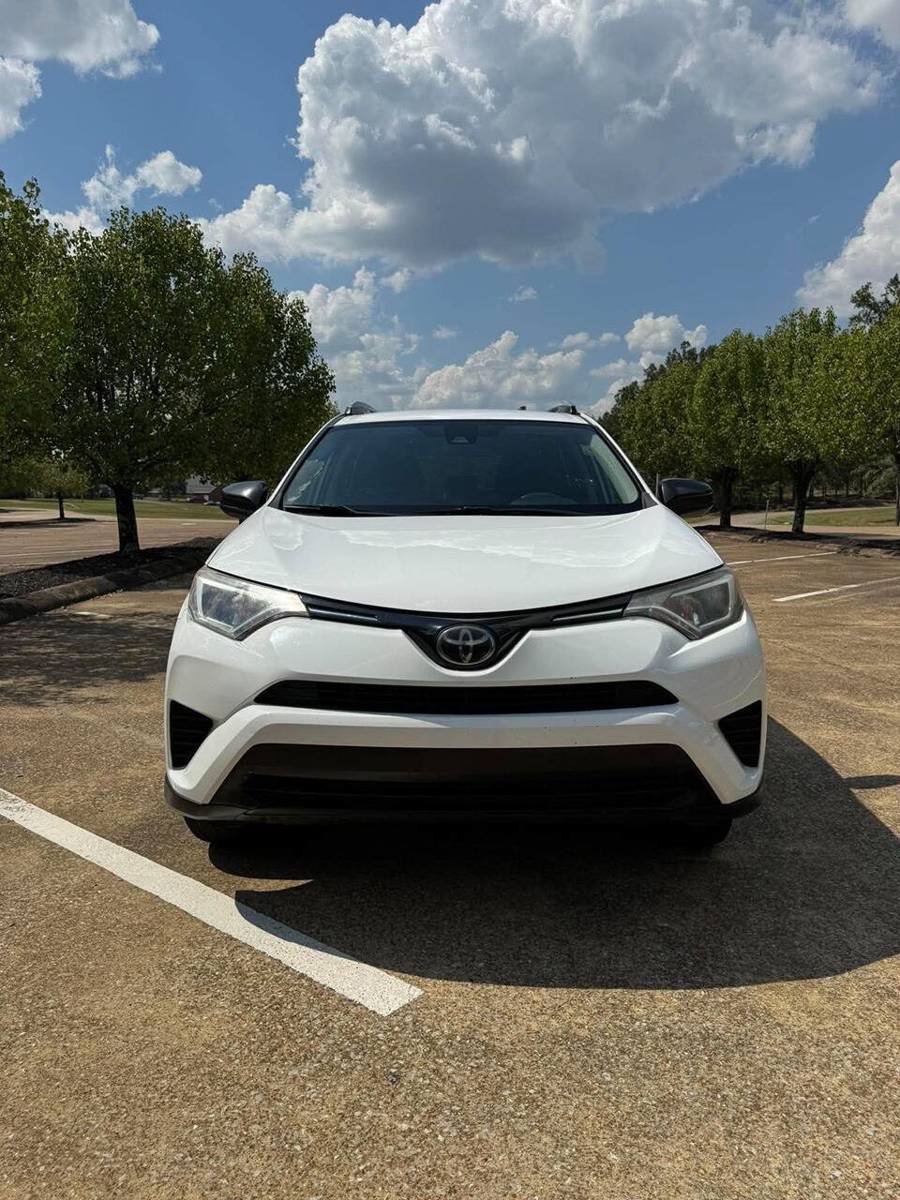 Used 2018 Toyota RAV4 LE FWD image 8