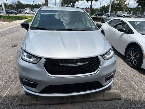 Used 2024 Chrysler Pacifica Touring-L FWD image 10