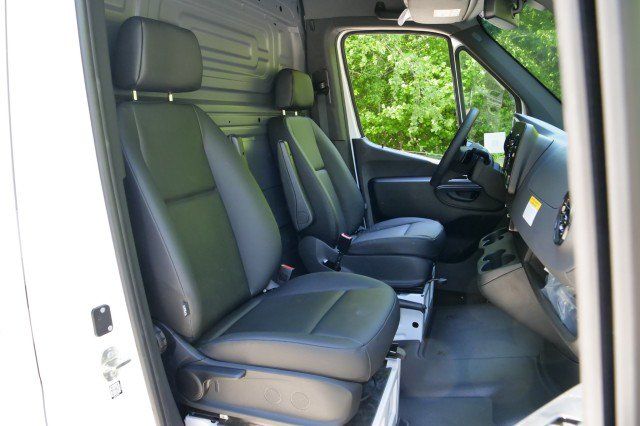 Used 2025 Mercedes-Benz Sprinter 2500 image 27