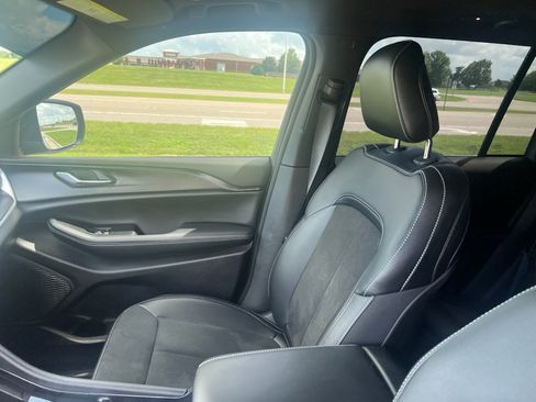 Used 2025 Jeep Grand Cherokee Altitude RWD image 22