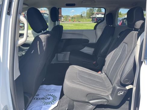 Used 2022 Chrysler Voyager LX FWD image 15
