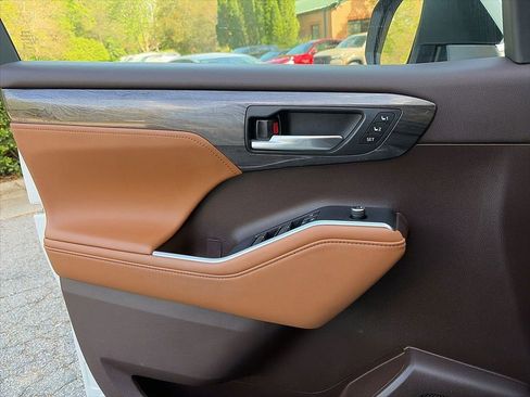 Used 2021 Toyota Highlander Platinum image 17