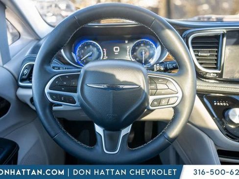 Used 2023 Chrysler Pacifica Limited image 6