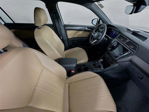 Used 2023 Volkswagen Tiguan SE image 27