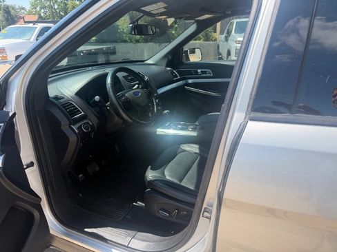 Used 2017 Ford Explorer XLT w/ Equipment Group 202A AWD/4WD image 10