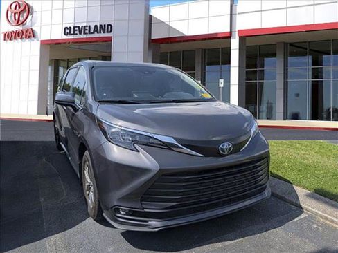 Used 2025 Toyota Sienna XLE w/ XLE Plus Package FWD image 2