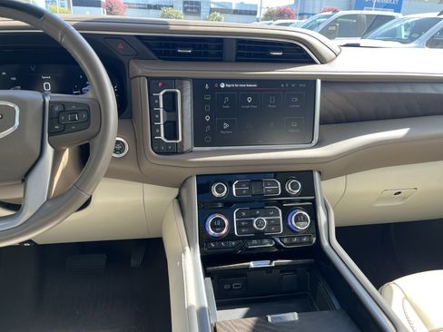 Used 2024 GMC Yukon Denali w/ Advanced Technology Package AWD/4WD image 31