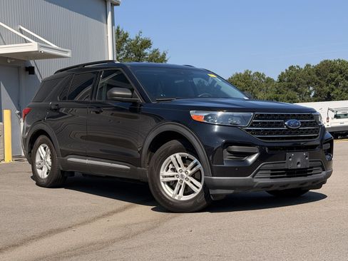 Used 2021 Ford Explorer XLT RWD image 2