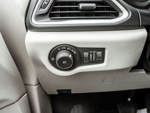 Used 2023 Chrysler Pacifica Touring-L FWD image 17