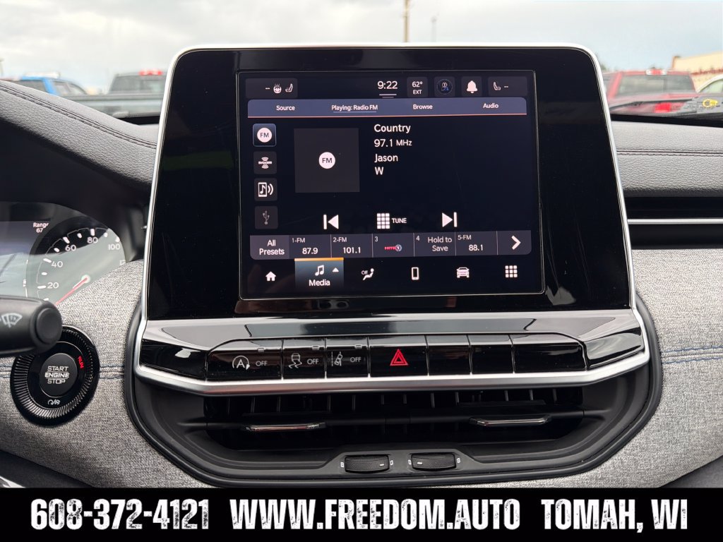 Used 2025 Jeep Compass Latitude w/ Sun & Sound Group AWD/4WD image 18