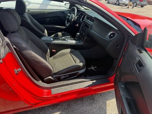 Used 2013 Ford Mustang Convertible RWD image 31