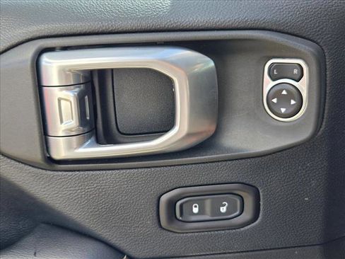 Used 2018 Jeep Wrangler Unlimited Sahara AWD/4WD image 9