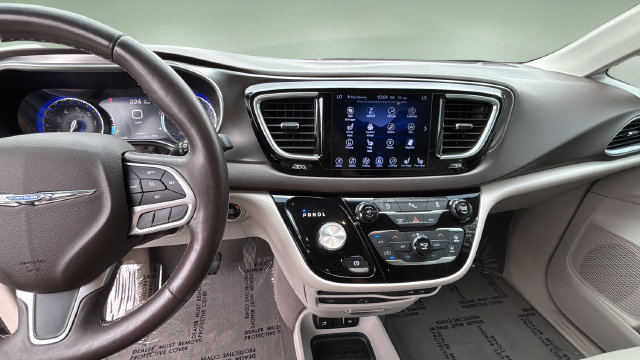 Used 2017 Chrysler Pacifica Touring-L Plus w/ Tire & Wheel Group FWD image 11