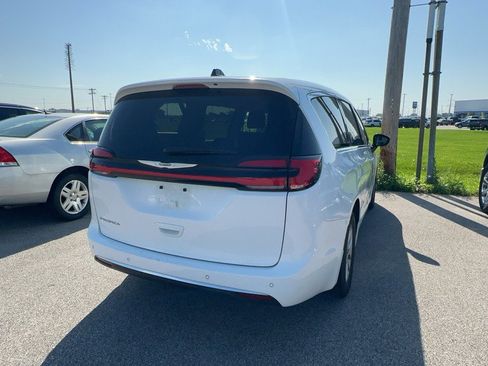 Used 2024 Chrysler Pacifica Touring-L FWD image 4