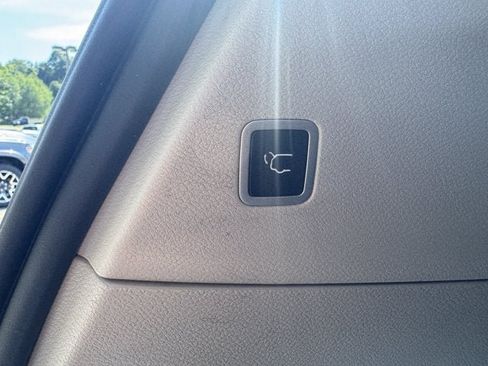 Used 2023 Chrysler Pacifica Limited w/ Uconnect Theater Family Group FWD image 6