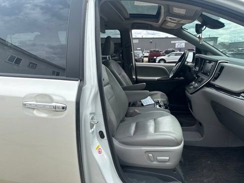 Used 2018 Toyota Sienna XLE Premium FWD image 22