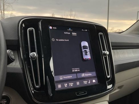 Certified 2024 Volvo XC40 B5 Plus w/ Climate Package image 27