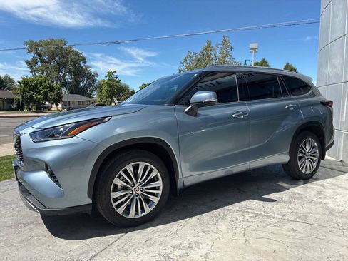 Used 2024 Toyota Highlander Platinum AWD/4WD image 4