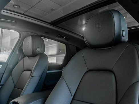 Certified 2025 Porsche Cayenne AWD/4WD image 23