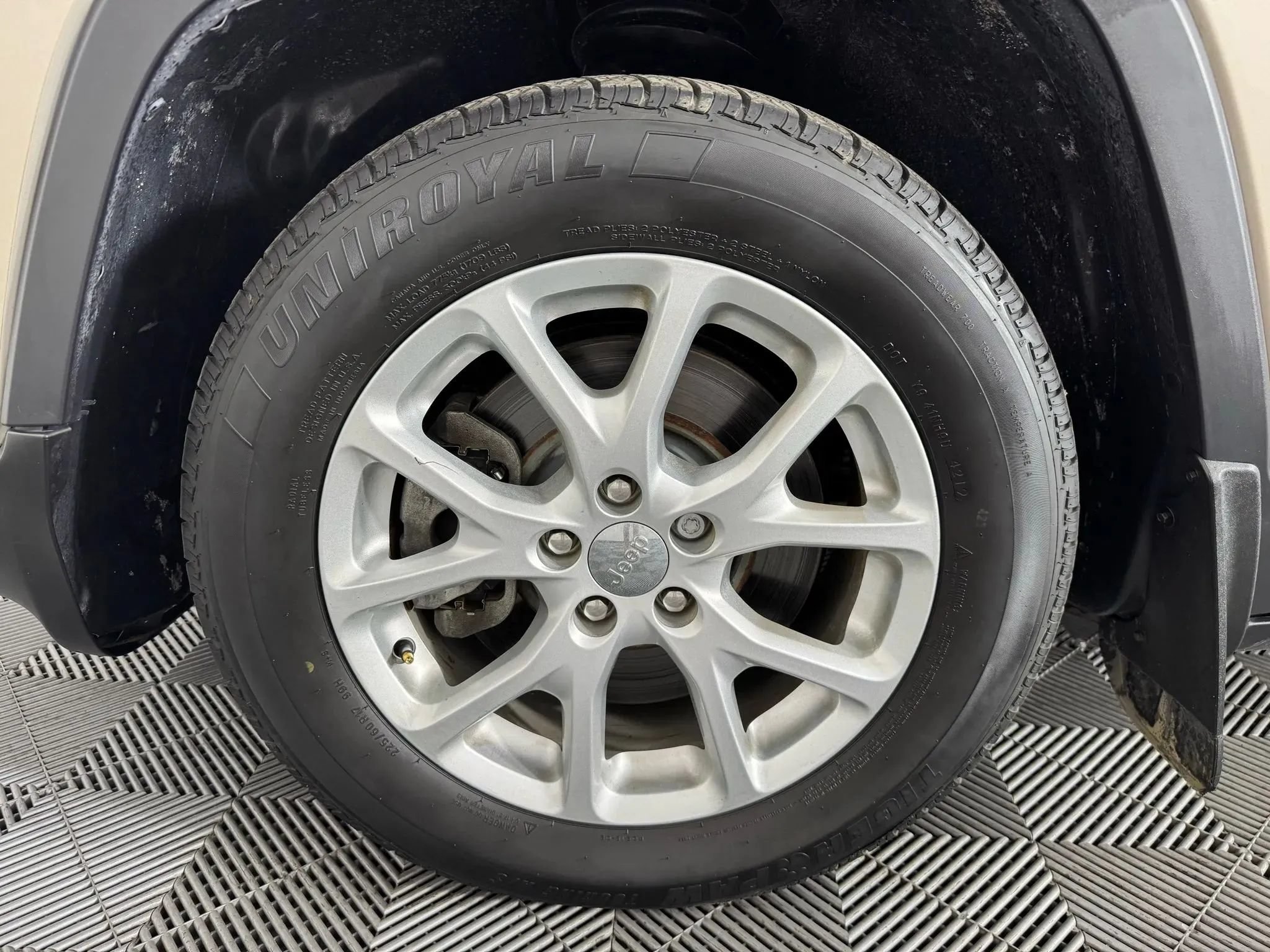 Used 2015 Jeep Cherokee Sport FWD image 38