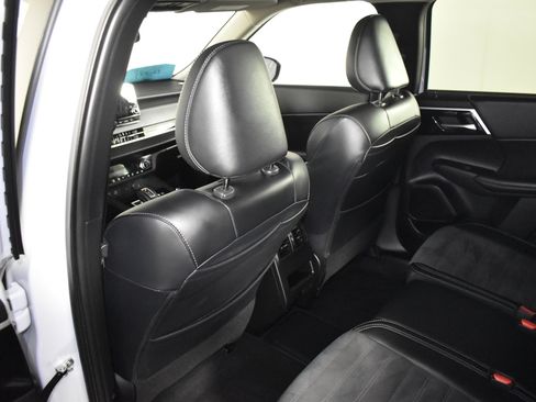 Used 2024 Mitsubishi Outlander SE image 46