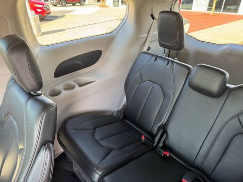 Used 2023 Chrysler Pacifica Touring-L FWD image 23