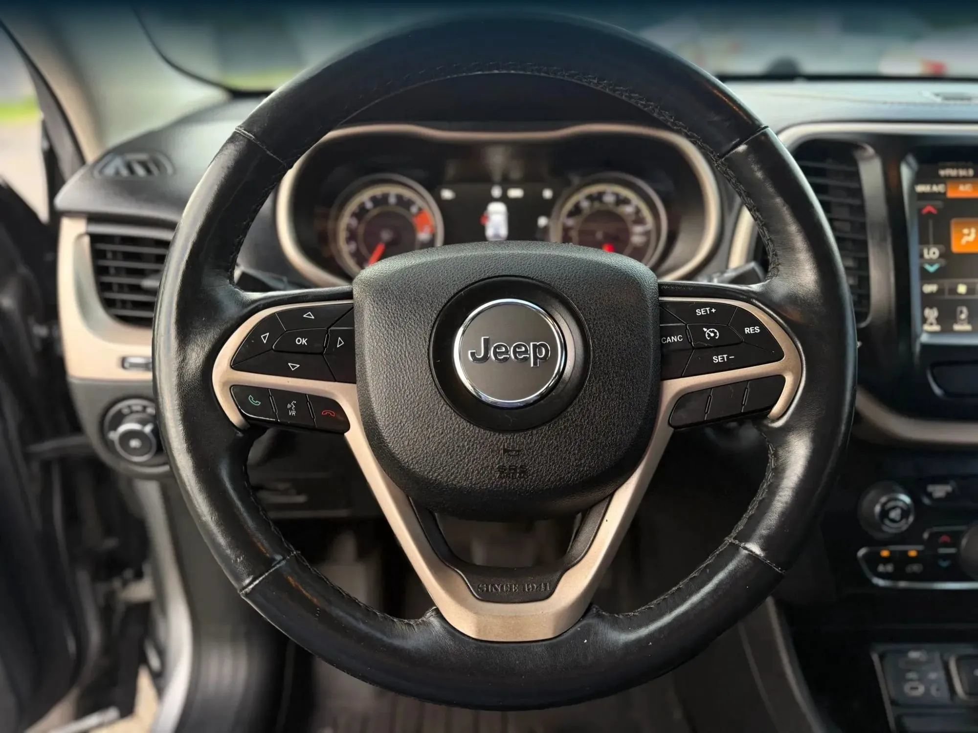 Used 2017 Jeep Cherokee Limited FWD image 24