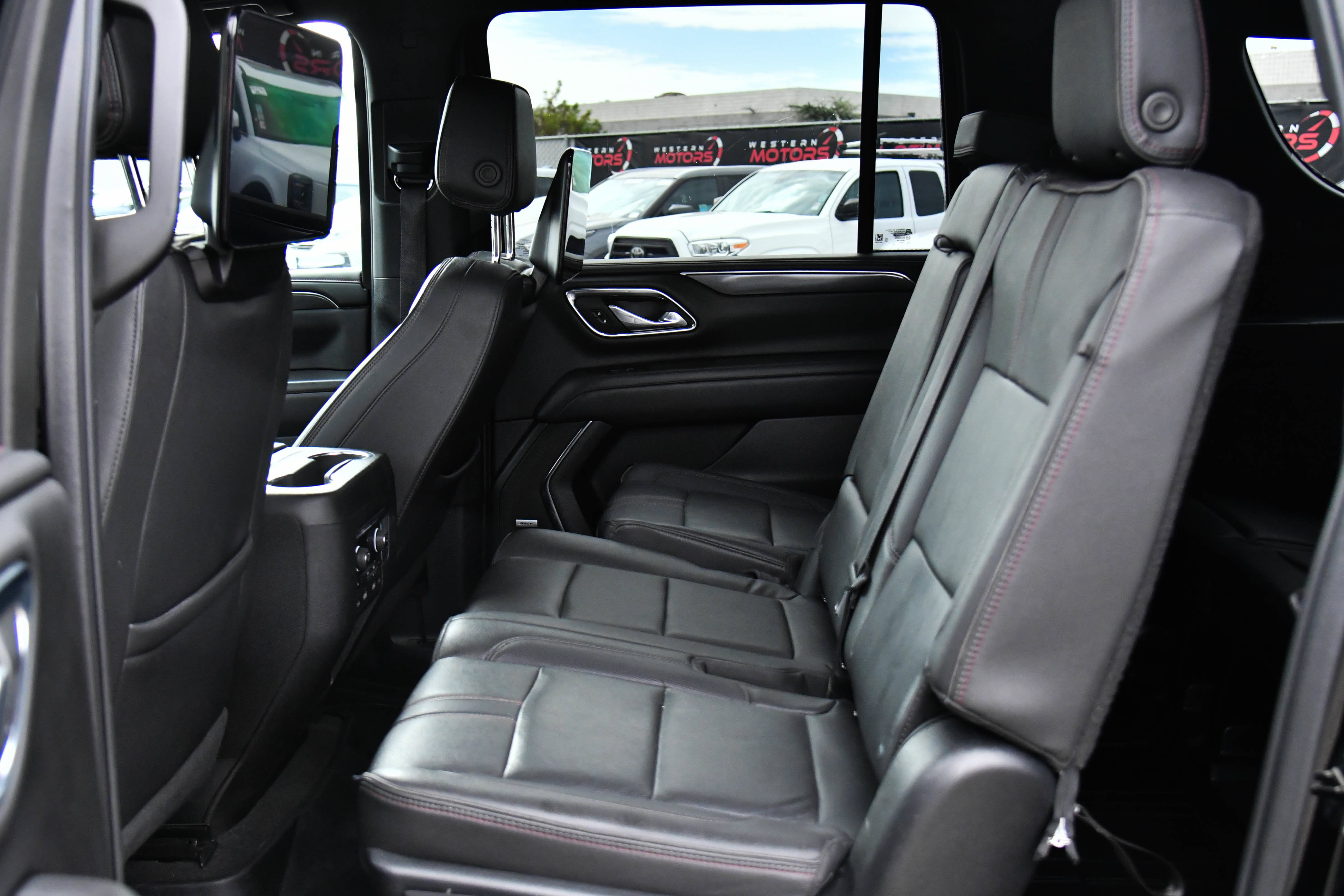 Used 2023 Chevrolet Suburban RST w/ Luxury Package AWD/4WD image 46
