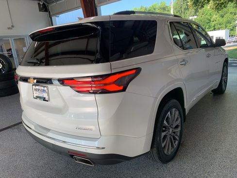 Used 2023 Chevrolet Traverse Premier FWD image 11