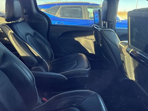 Used 2022 Chrysler Pacifica Limited w/ Uconnect Theater Family Group image 22