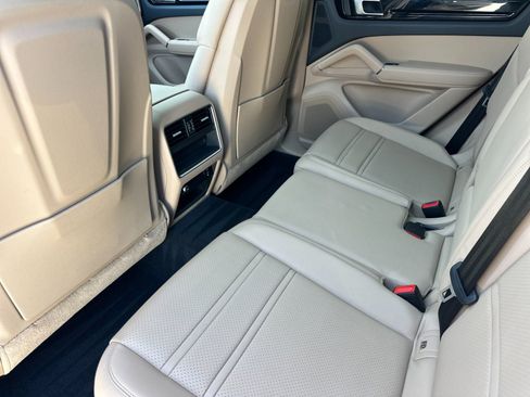 Used 2023 Porsche Cayenne AWD/4WD image 13