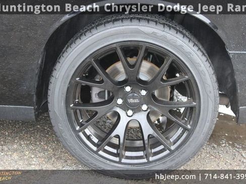 Used 2019 Dodge Challenger SXT image 6