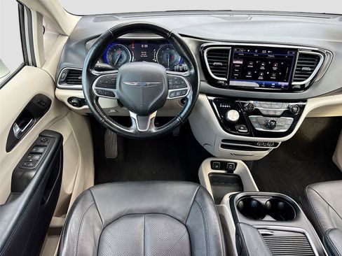Used 2021 Chrysler Pacifica Touring-L FWD image 23
