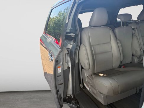Used 2015 Toyota Sienna XLE Premium w/ Four Season Floor Mat Package FWD image 18