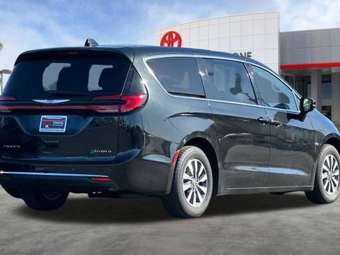 Used 2023 Chrysler Pacifica Touring-L FWD image 4