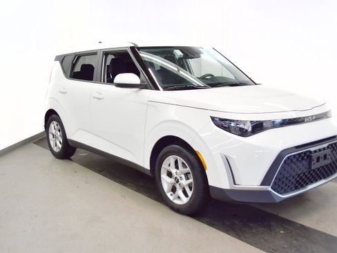 Used 2025 Kia Soul LX w/ LX Technology Package FWD image 2
