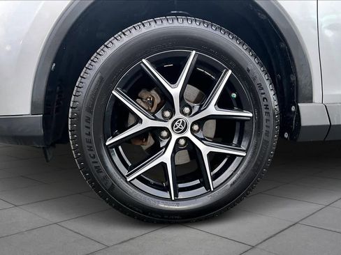 Used 2018 Toyota RAV4 SE image 10