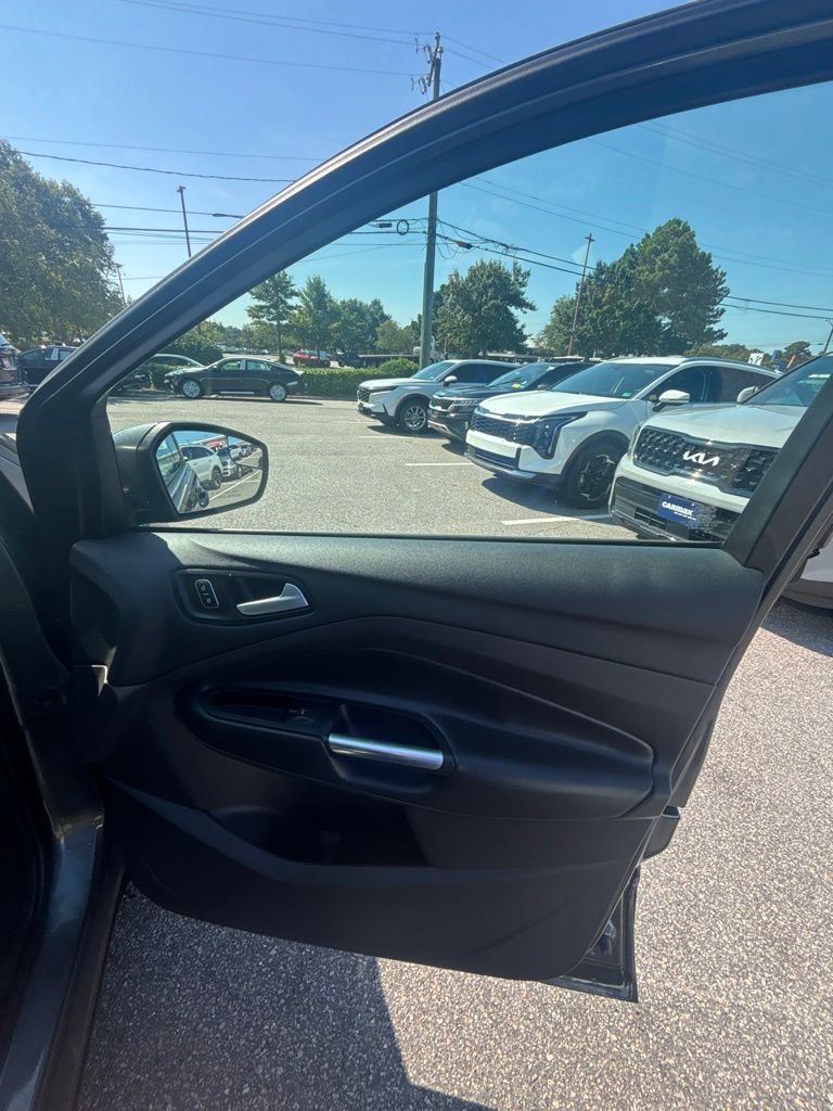 Used 2017 Ford Escape SE w/ SE Cold Weather Package AWD/4WD image 23