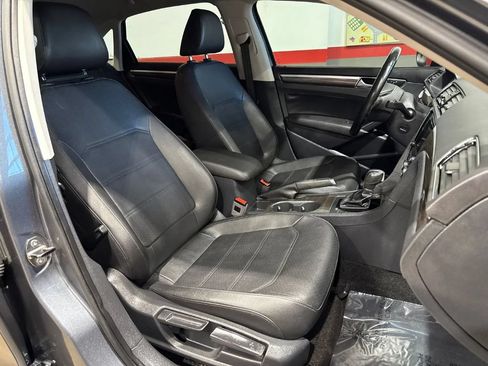 Used 2018 Volkswagen Passat 2.0T SE FWD image 18