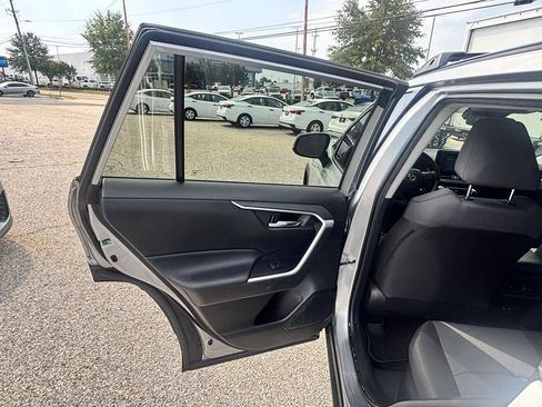 Used 2020 Toyota RAV4 XLE AWD/4WD image 50